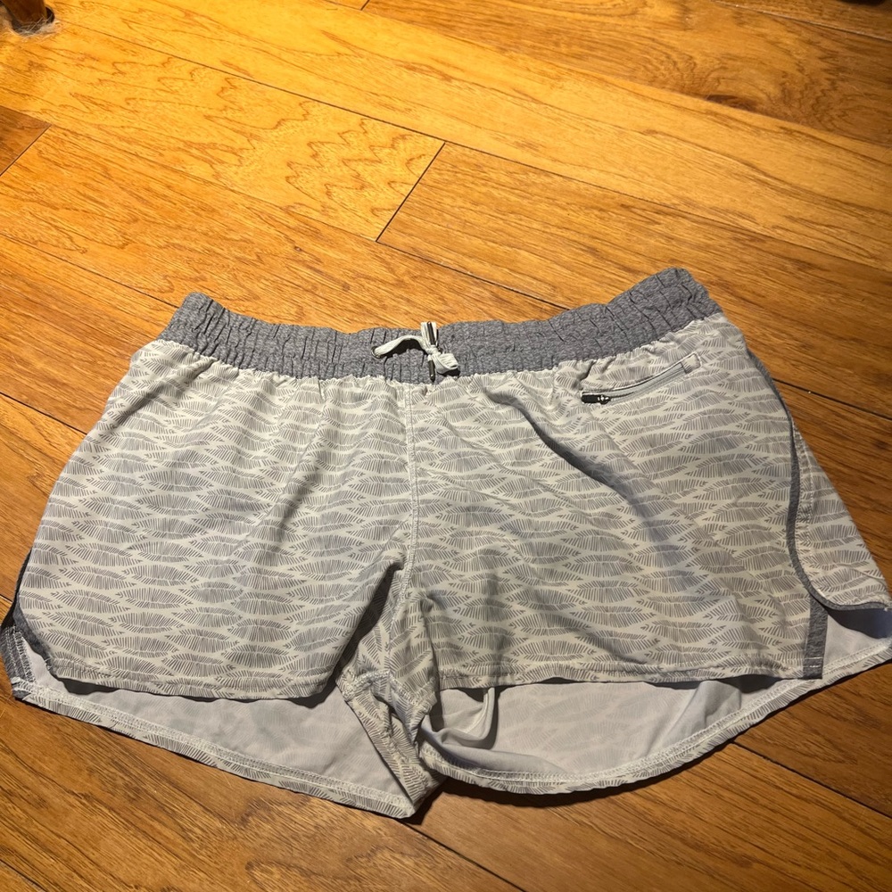 Vuori Women’s Clementine Shorts Palm Print XL